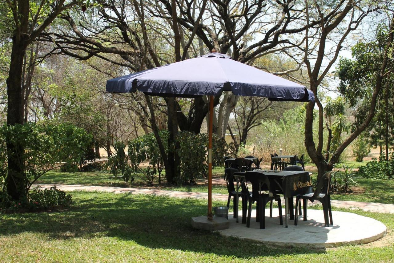Divundu Guest House Extérieur photo