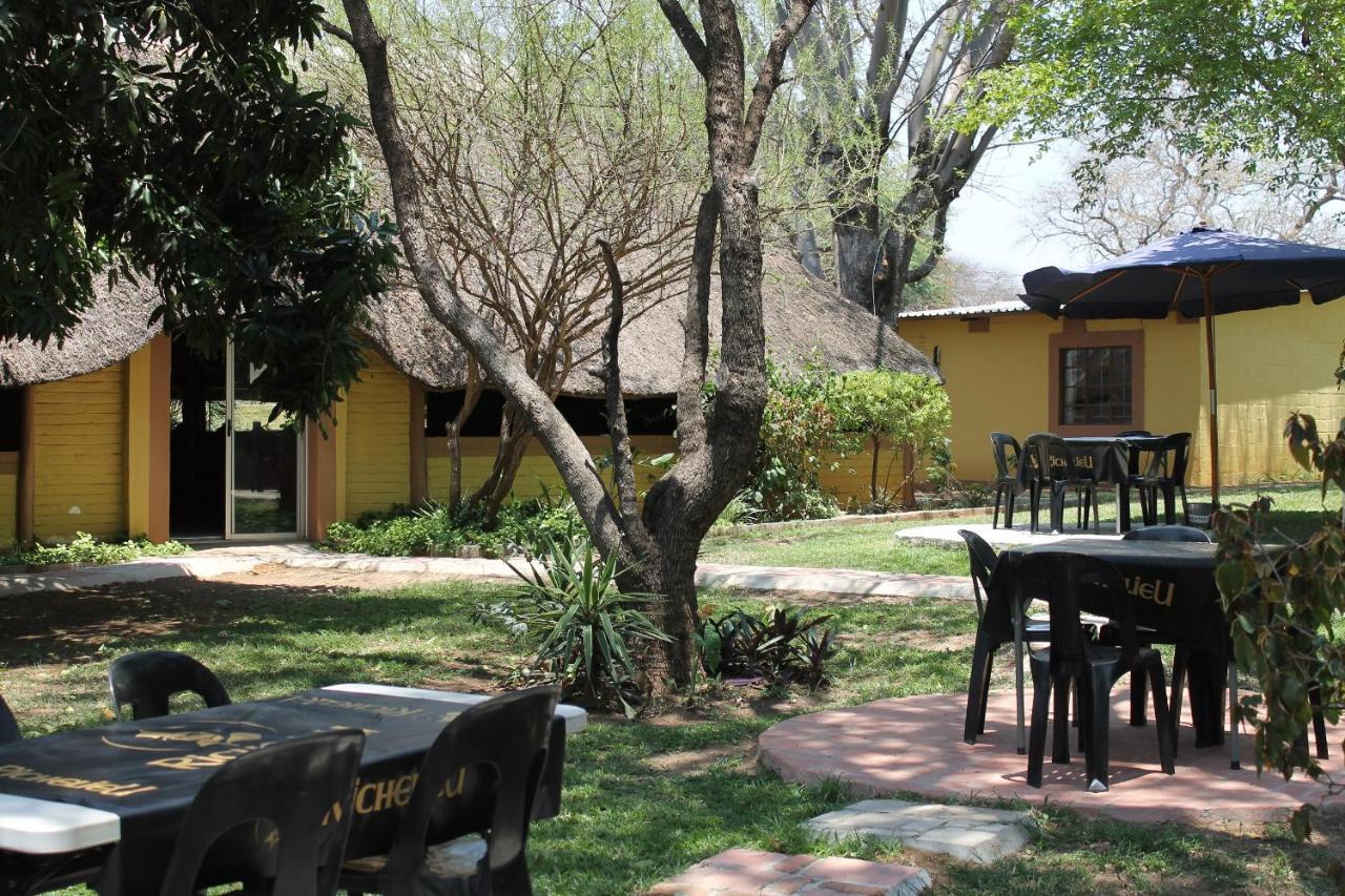 Divundu Guest House Extérieur photo