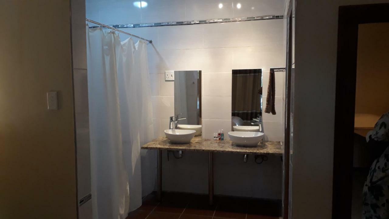 Divundu Guest House Extérieur photo